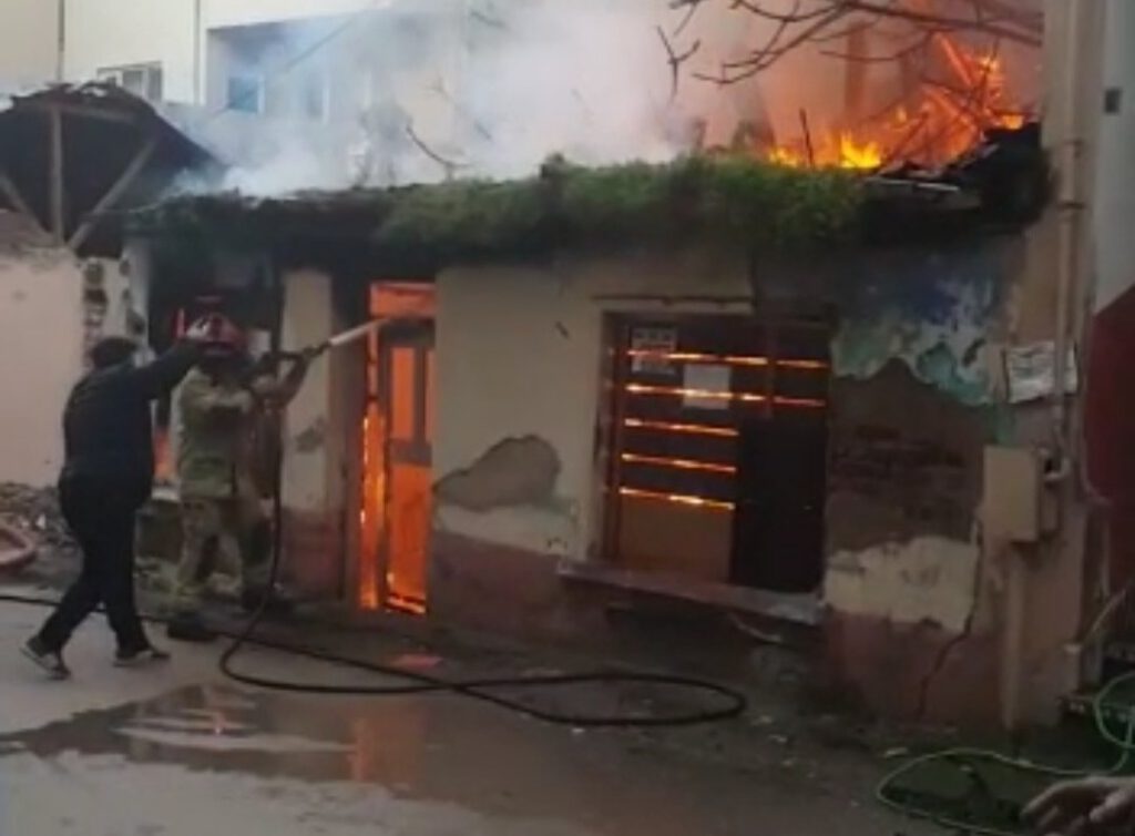 Bursa’da tek katlı ev alevlere teslim oldu