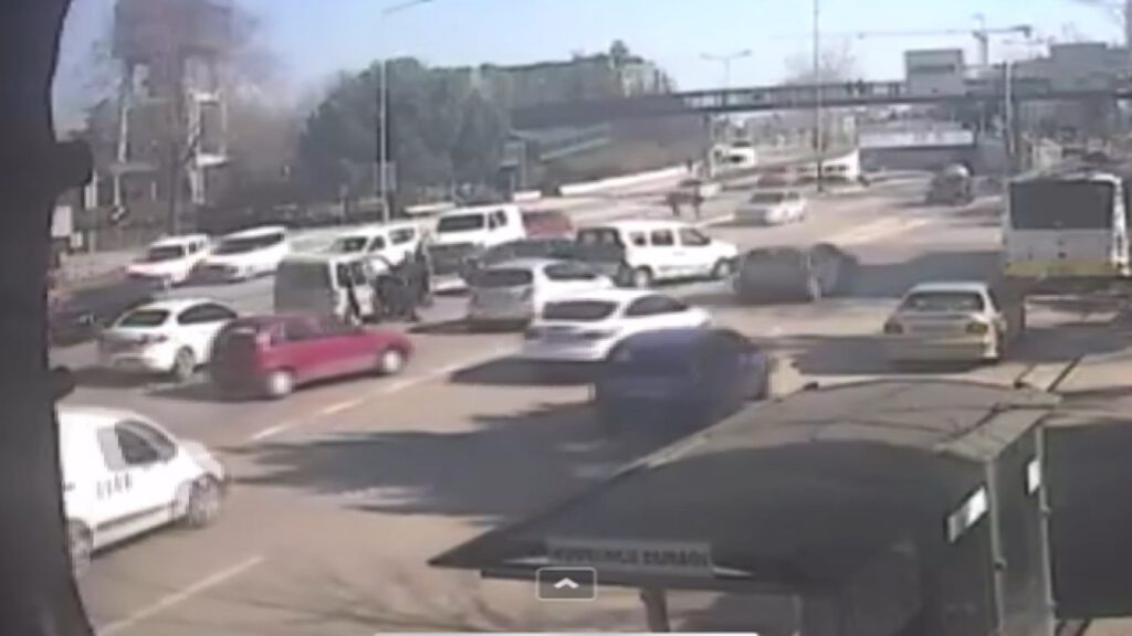 Bursa’da 9 araç birbirine girdi, o anlar kamerada!