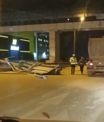 Bursa’da şiddetli rüzgar levhaları devirdi