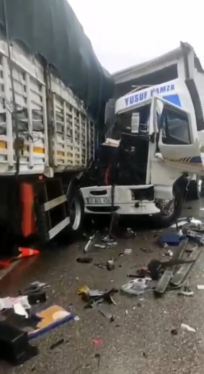 Bursa’da yağış kazaya neden oldu, 3 yaralı!