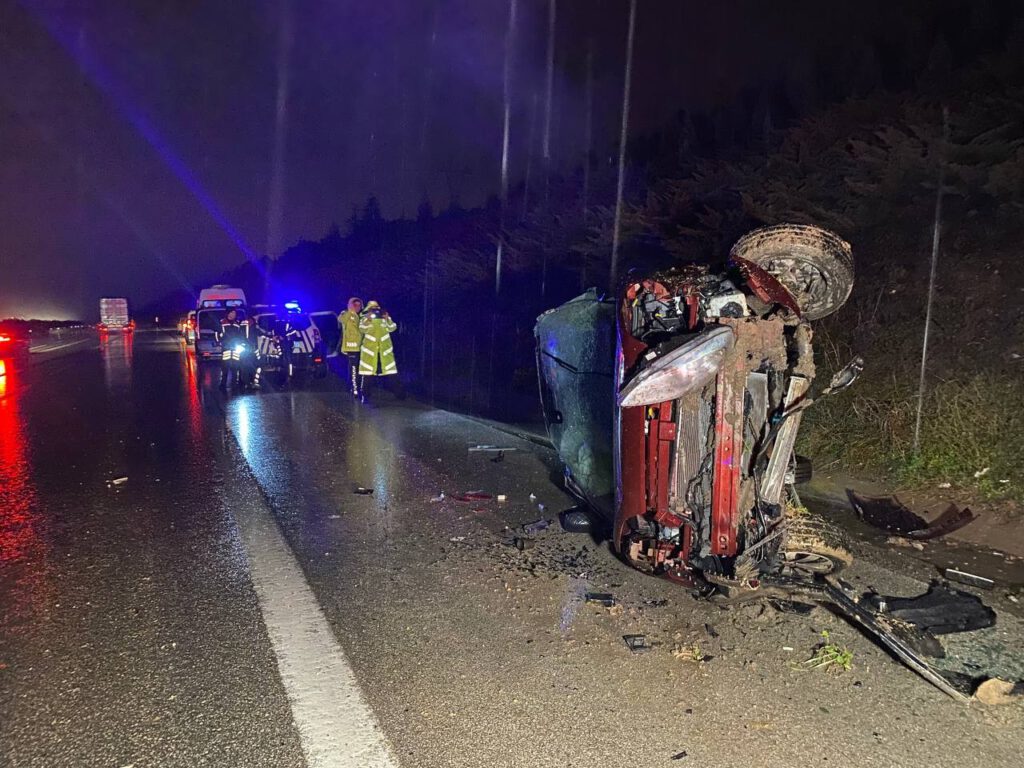 Bursa’da takla atıp araçtan fırladılar!