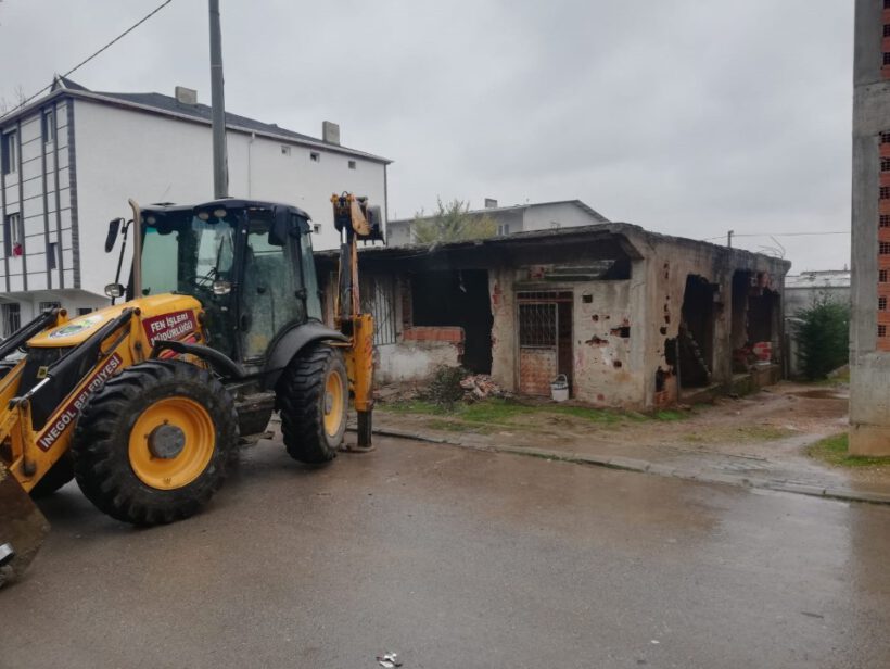 Yıkım çalışmaları sürüyor