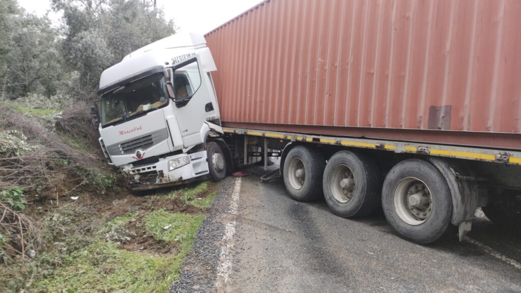 Yoldan çıkan tır trafiği kapattı