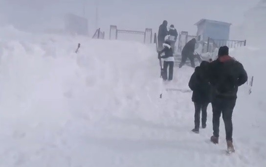 Uludağ’da kar fırtınası adeta karavanları yuttu