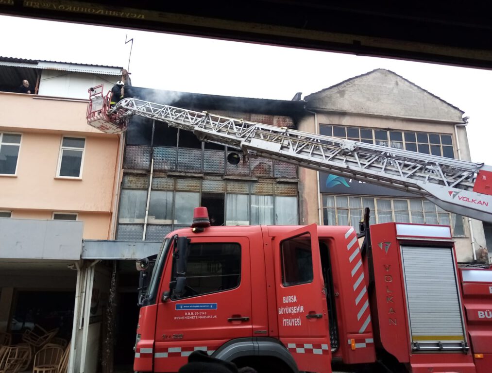 Koltuk atölyesi alev alev yandı
