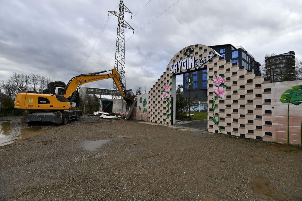 Bursa’da ruhsatsız düğün salonu yıkıldı