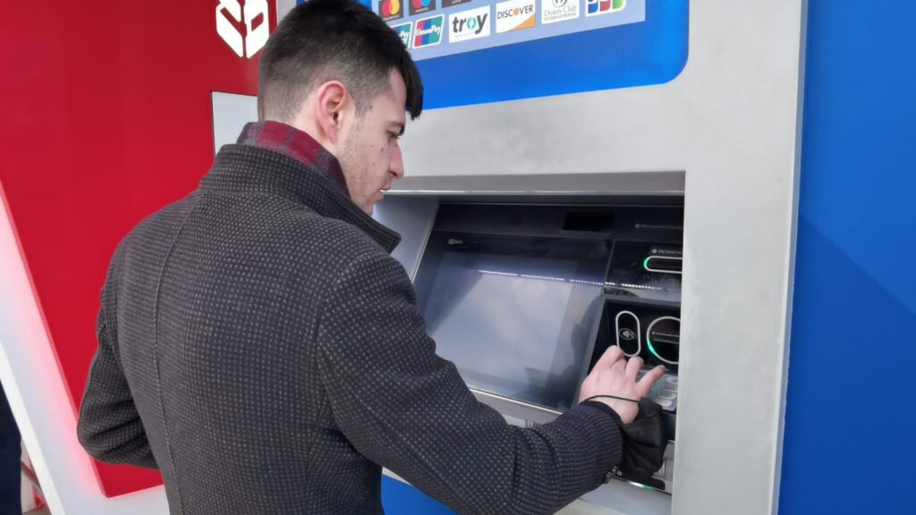 Bursa’da ATM’den çektiği 50 Tl’lik banknotu 50 bin Tl’ye satışa sundu!