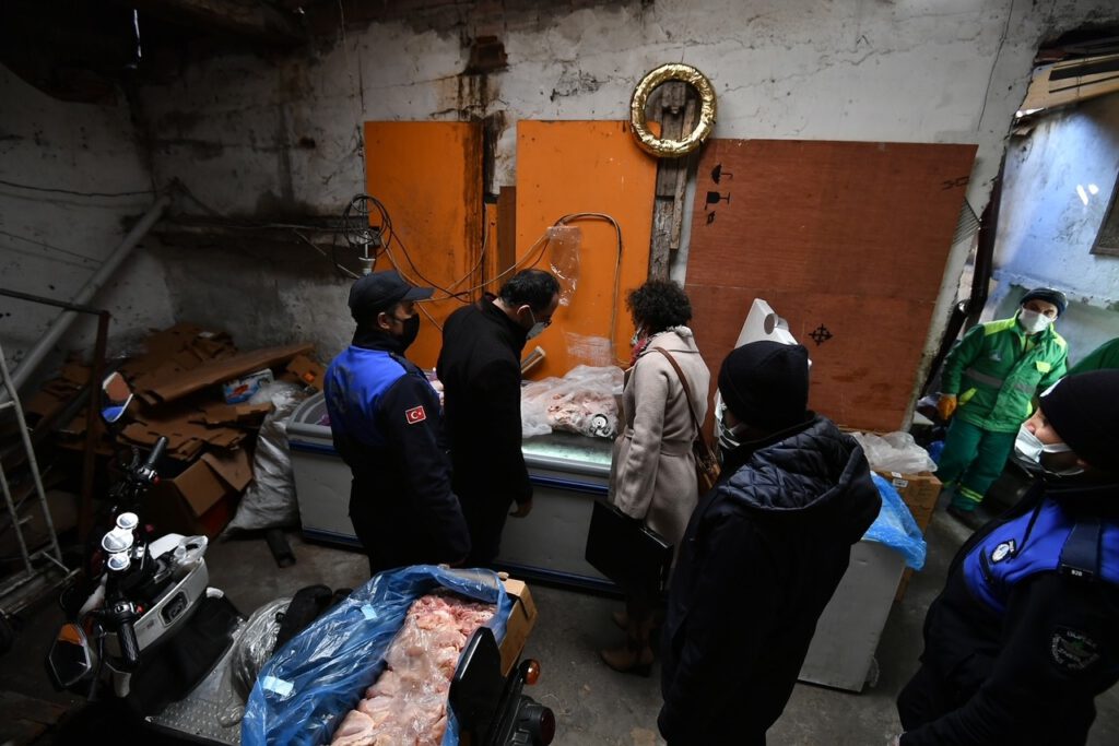 Kaçak tavuk operasyonunda şoke eden görüntü