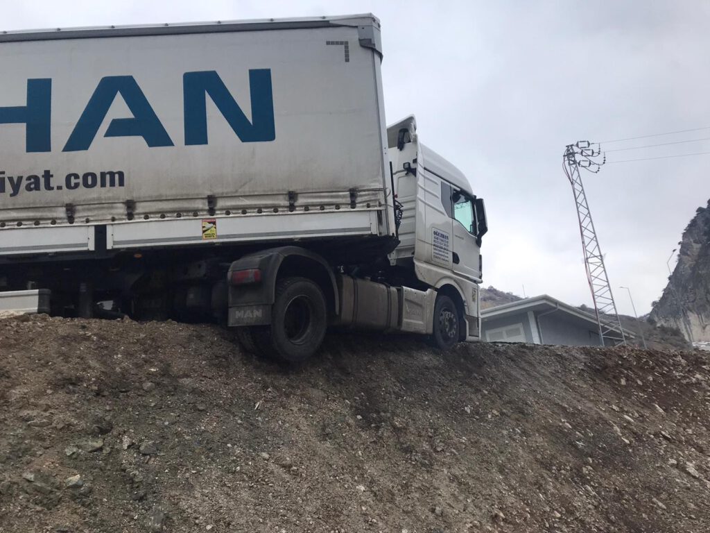 Kontrolden çıkan tır asılı kaldı