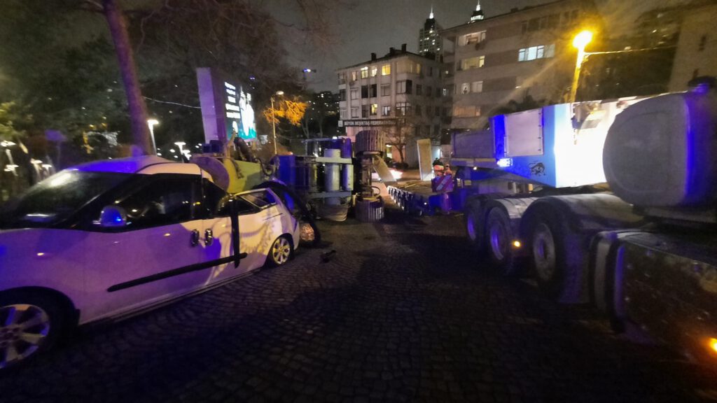 Akılalmaz kaza, tırın taşıdığı vinç araçların üzerine devrildi!