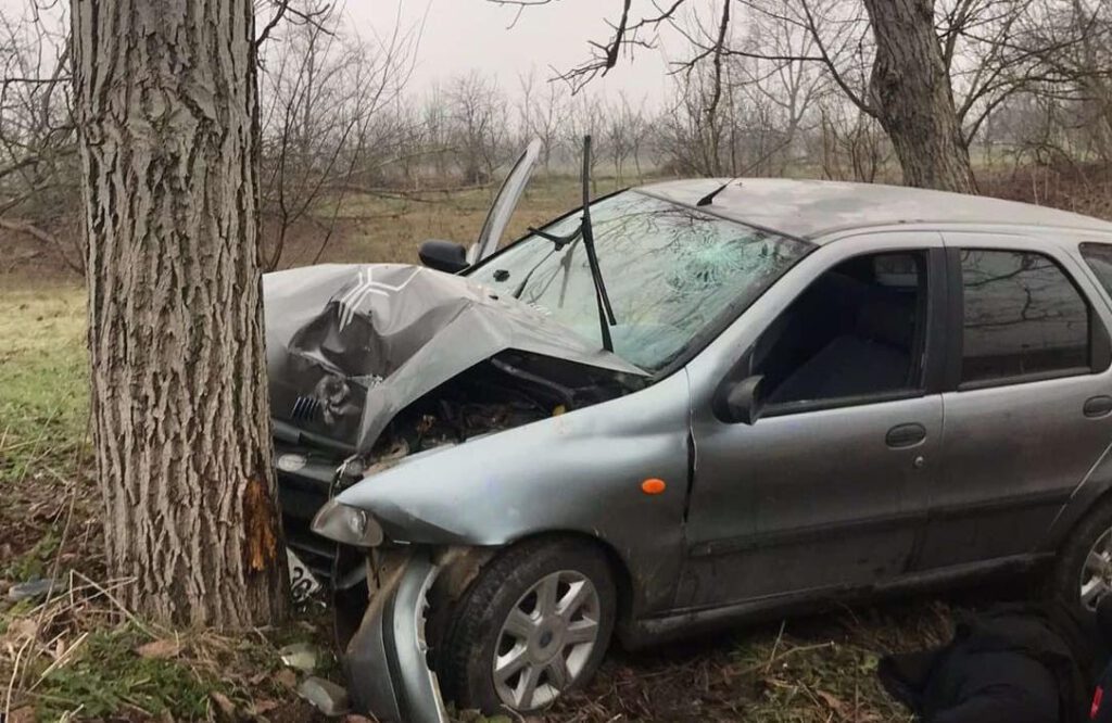 Bursa’da trafik kazası: Yoldan çıkıp ağaca çarptı