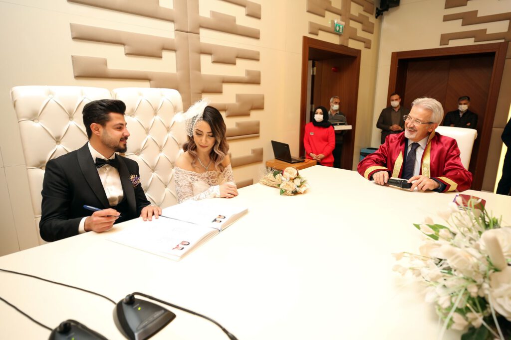 Başkan Erdem’den evlenen çiftlere 14 Şubat sürprizi