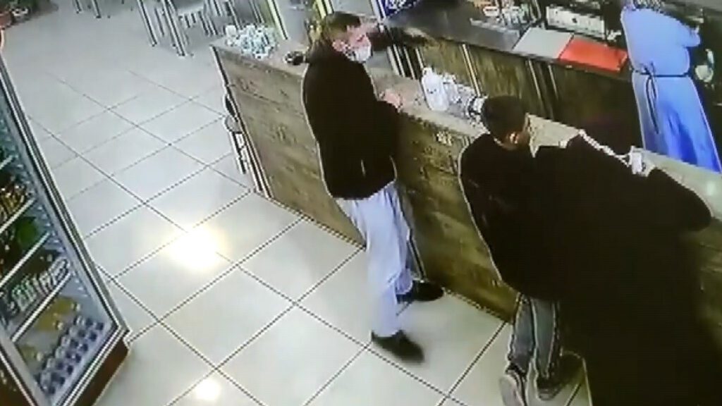 Önce sipariş verdi, sonra 2 tane telefonu böyle çaldı