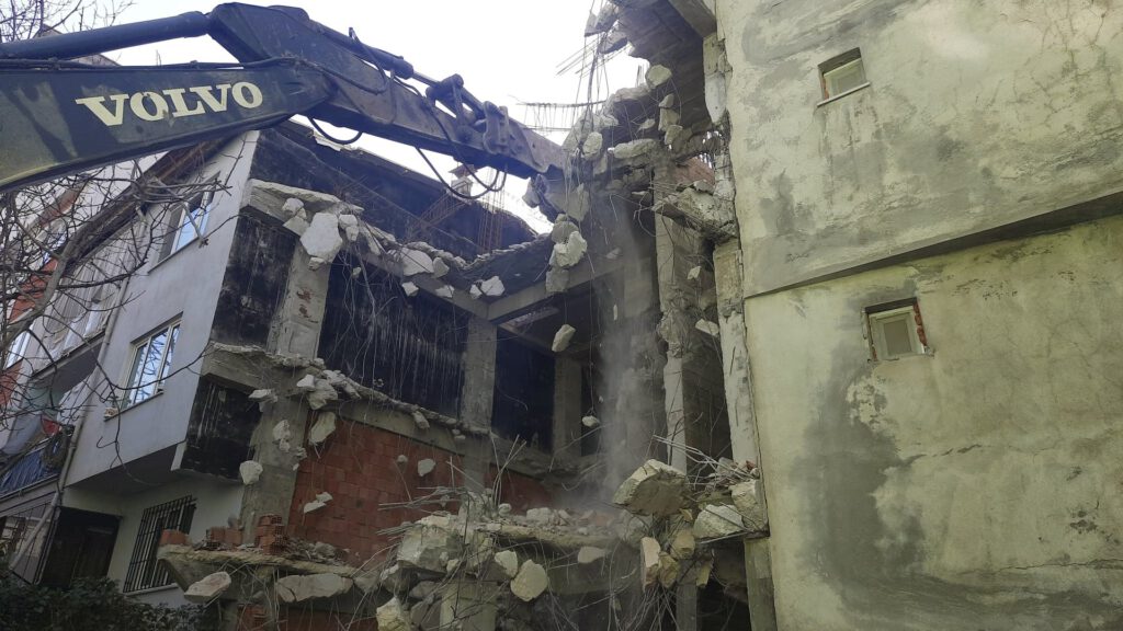 4 katlı kaçak ev yıkıldı