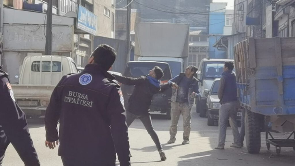 Yangına taşlarla müdahale ettiler, 30 tavuk telef oldu