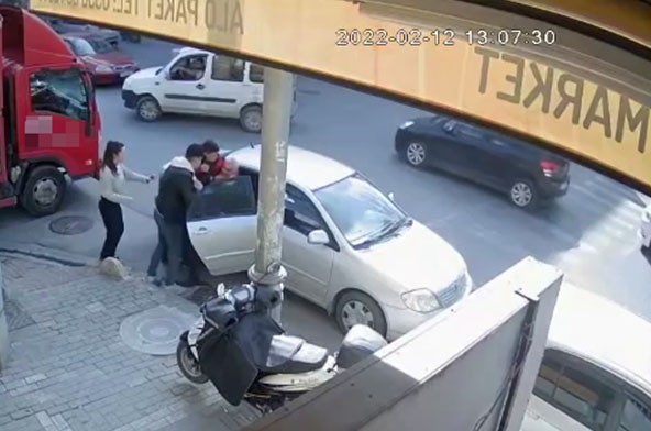 Miras için nişanlısıyla dayısına saldırdı, o anlar kamerada!