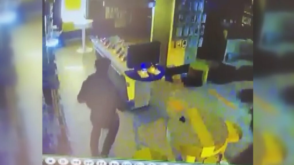 Bursa’da camını kırdığı telefon mağazasını 1 dakikada böyle soydu