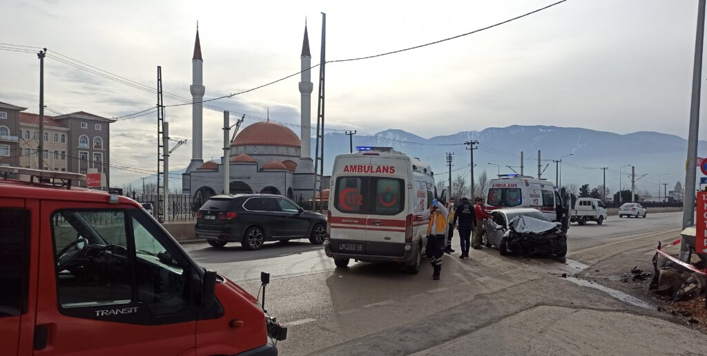 Direksiyon hakimiyetini kaybedip direğe vurarak durabildi