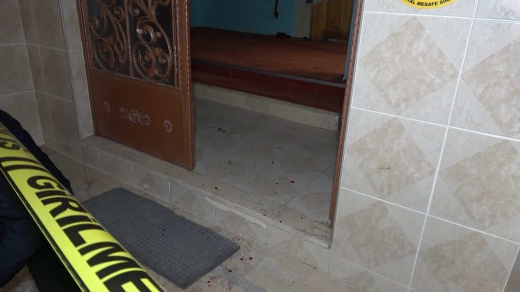 Bursa’da camiye giren hırsız, imamı bıçakladı