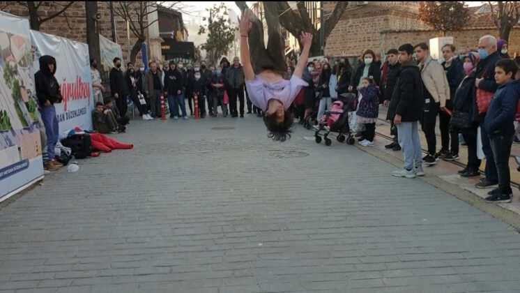 Bursa’da göstericilere müdahale: Zabıta ve vatandaş birbirine girdi