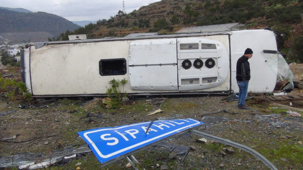 Mersin’de Akkuyu işçilerinin servisi devrildi: 40 yaralı