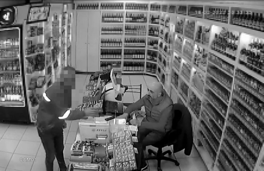 Kızını taciz edeni bulmak için iz sürdü: Tacizci sapık komşuları çıktı