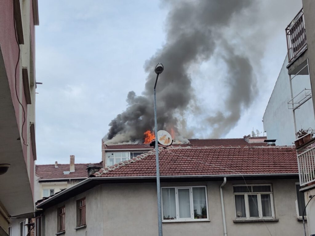 Apartmanın çatı katı alevlere teslim oldu