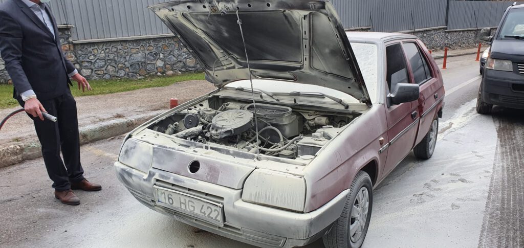 Bursa’da otomobil yangını tüp sayesinde büyümeden söndürüldü