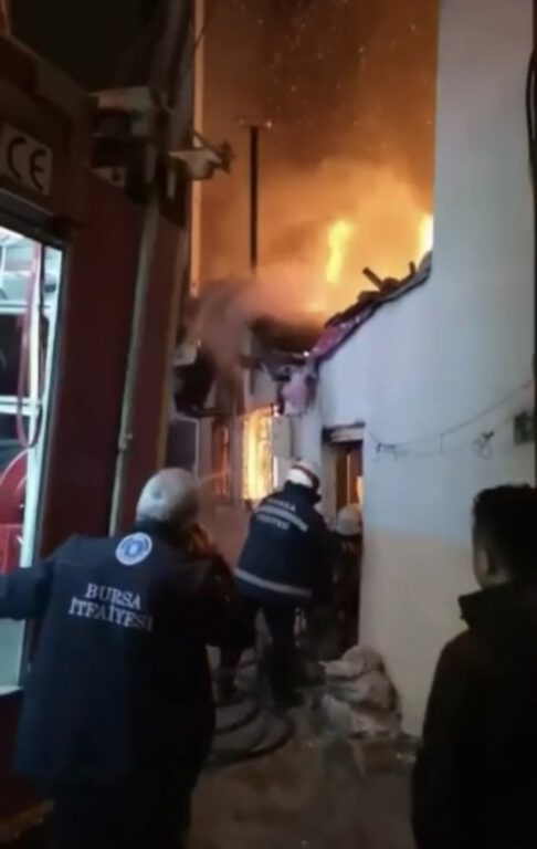 Bursa’da ahşap bina bakın böyle yandı