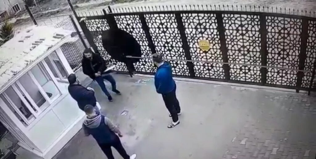 Bursa’da palayla siteye giren saldırgan 5.kattan böyle indi!