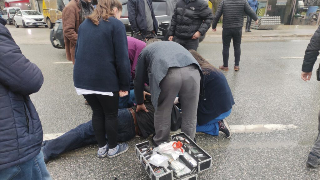 Baba oğula hafif ticari araç çarptı: 2 yaralı