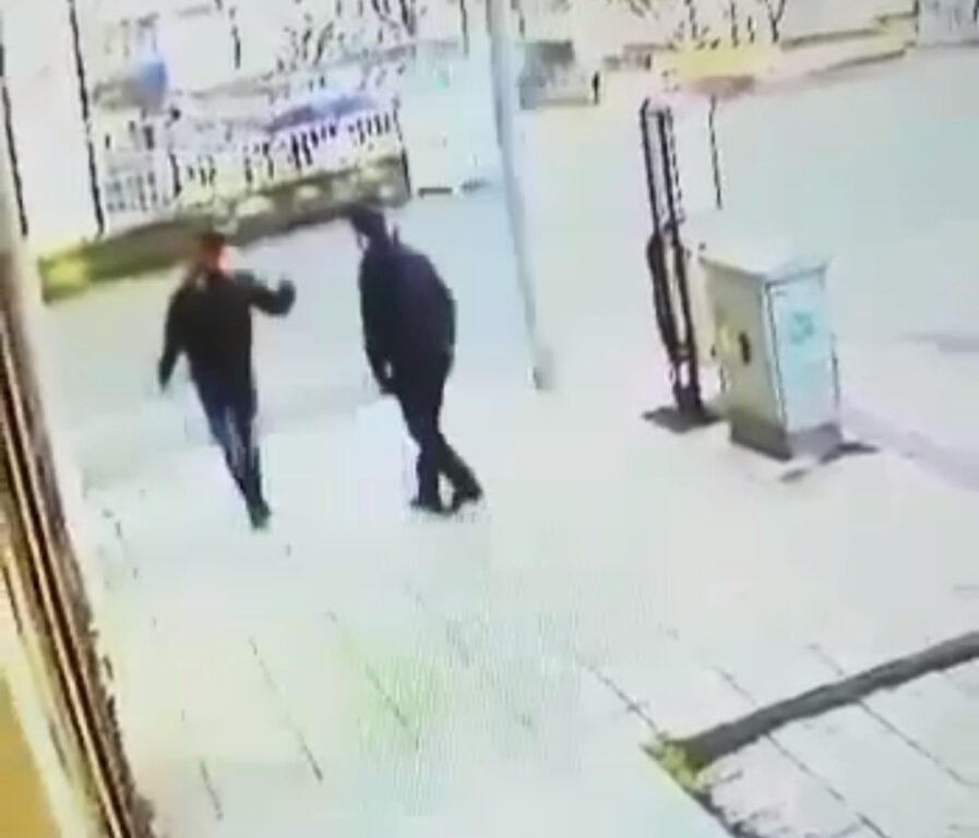 Arkadaşını sokak ortasında böyle bıçakladı! Anbean kamerada