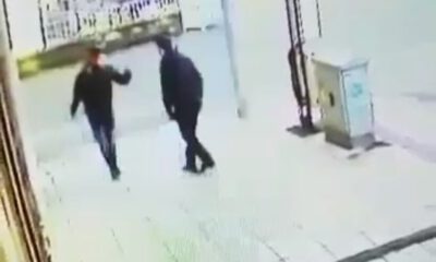 Arkadaşını sokak ortasında böyle bıçakladı! Anbean kamerada