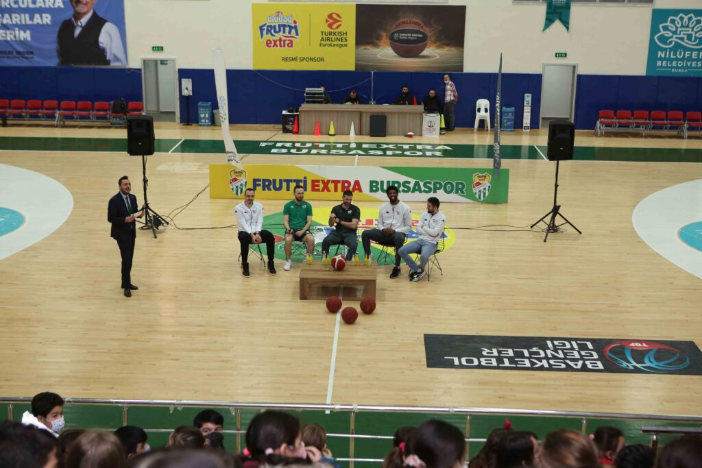 Bursasporlu basketbolcular çocuklarla buluştu