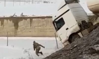 Tırın devrildiği kazada askerin ölümden döndüğü anlar kamerada!