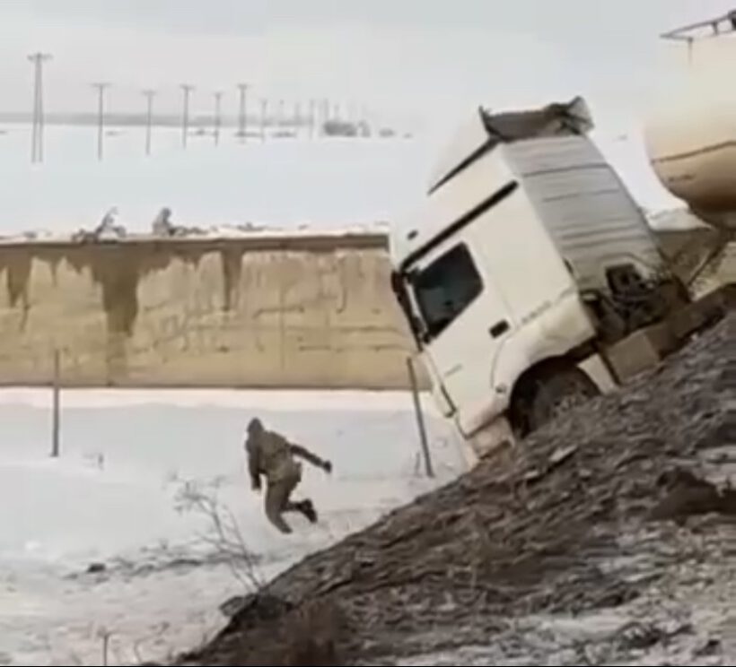 Tırın devrildiği kazada askerin ölümden döndüğü anlar kamerada!