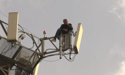 Yakınına sinirlenen adam baz istasyonuna çıktı
