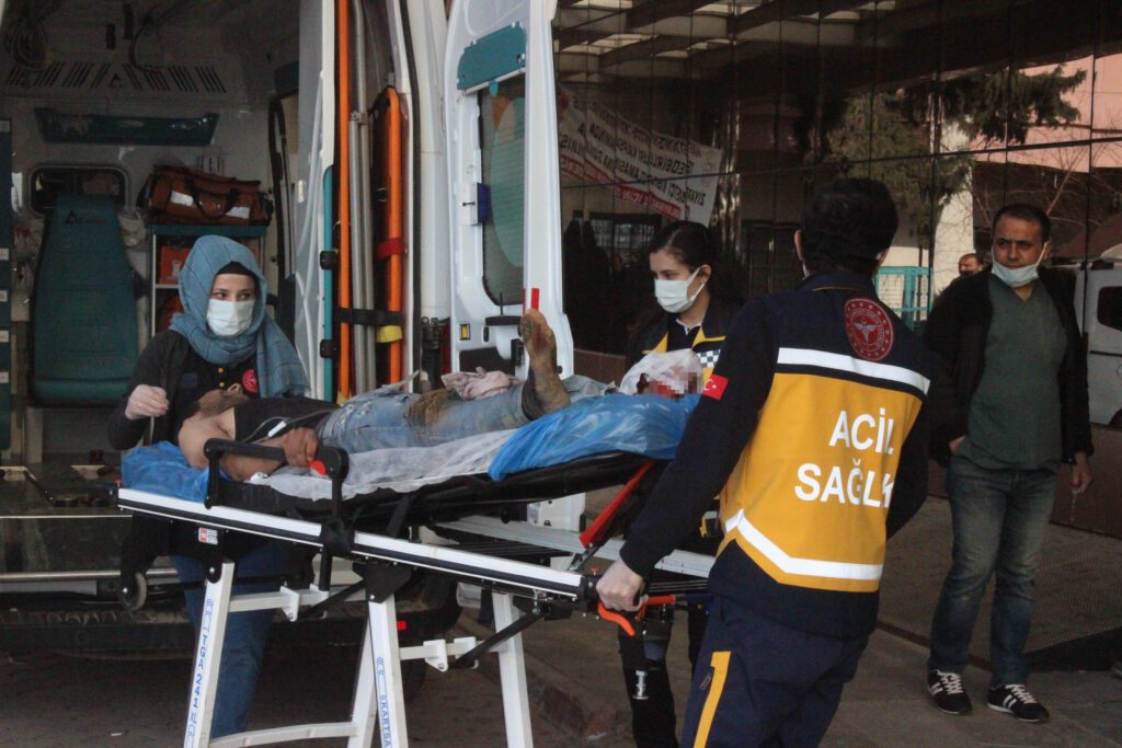 Türkiye’ye kaçak geçiş yapmak isteyen Suriyeli genç mayına bastı