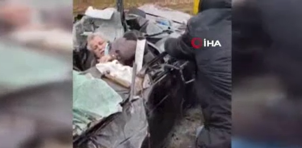 Rus tankının ezdiği sivil, araçtan böyle kurtarıldı