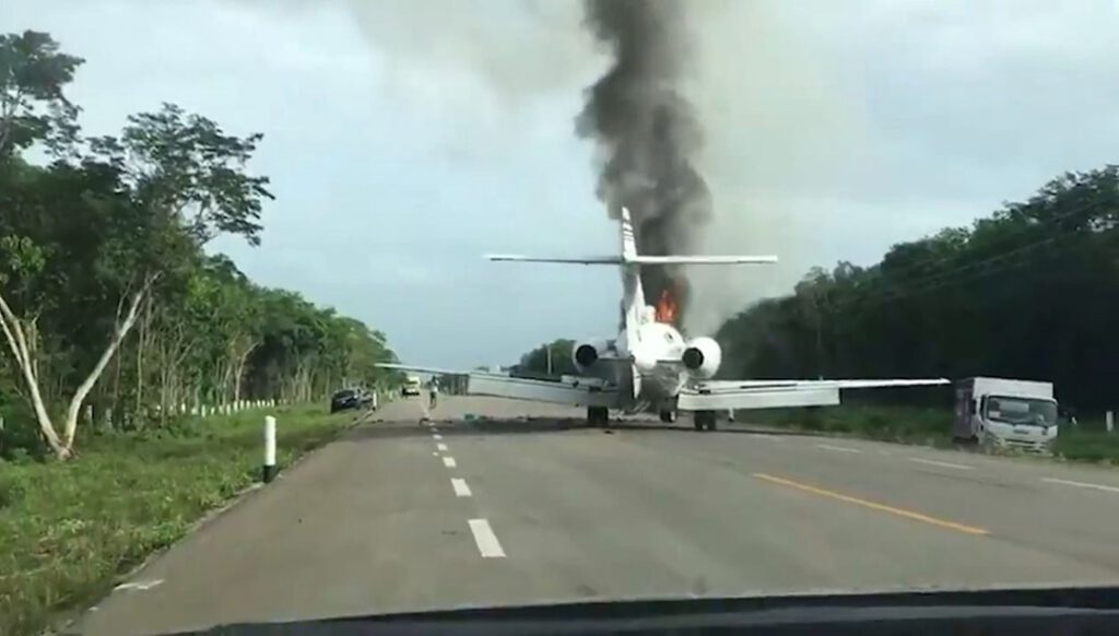 Meksika’da arızalanan uçak otoyola acil iniş yaptı!
