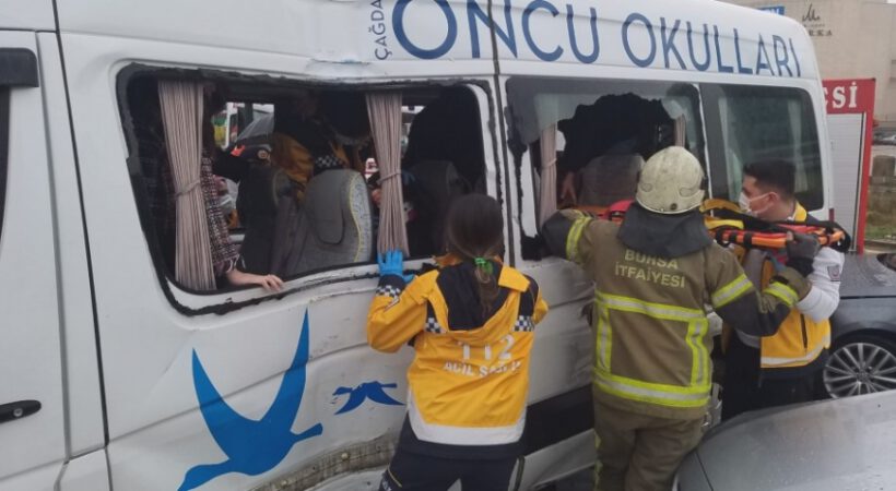 Bursa’da öğrenci servisi ile otobüs çarpıştı: 7 yaralı