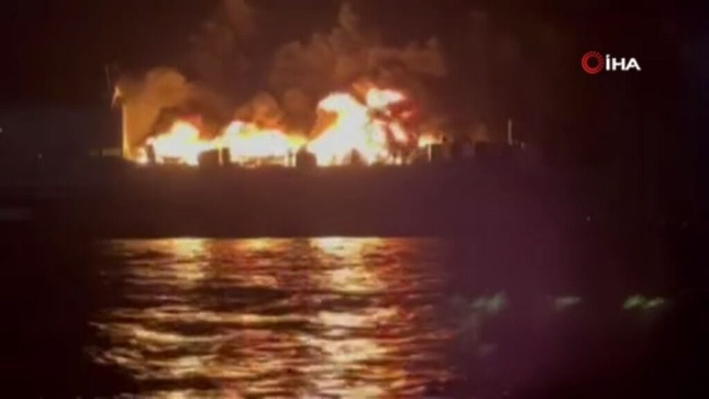 Yunanistan’da yolcu gemisinde yangın! O anlar kamerada