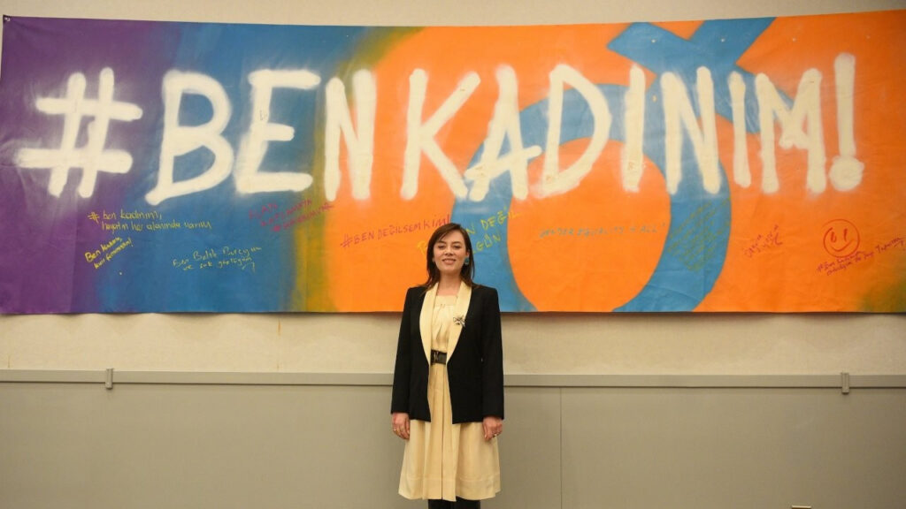 Demet Evgar’dan tek kişilik dev protesto