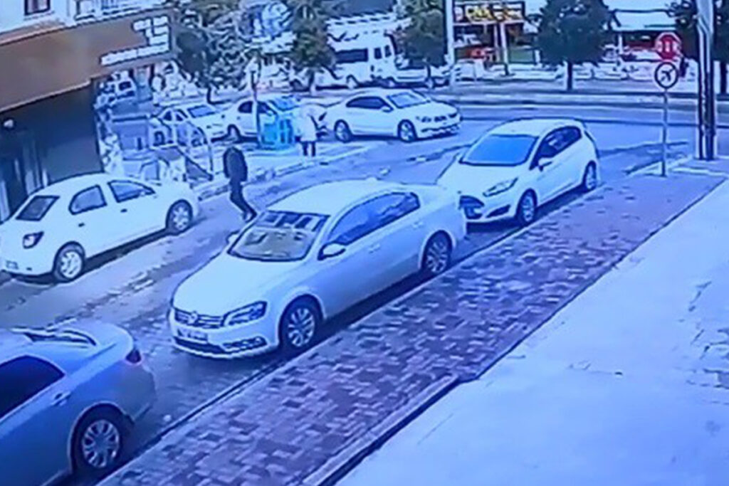 Polislerin şehit edildiği anlar güvenlik kamerasına yansıdı