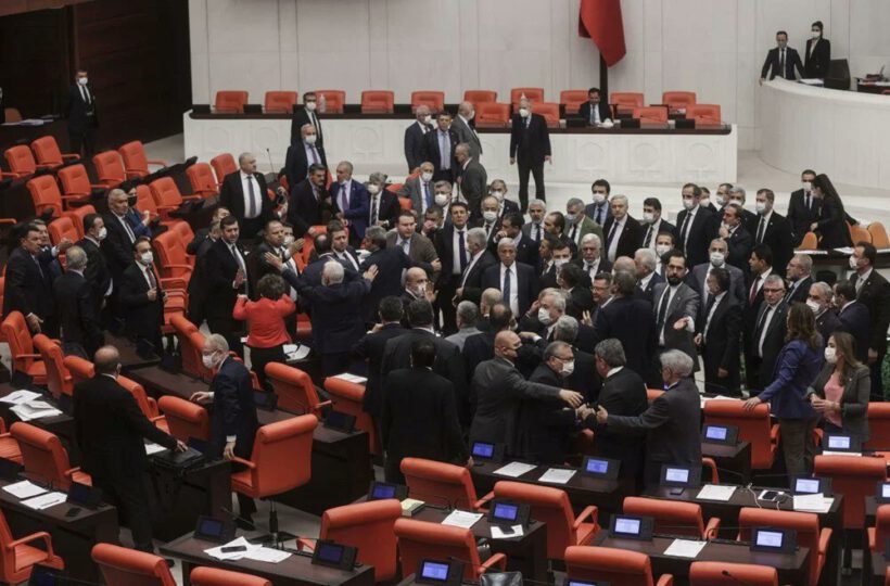 Mecliste kavga: CHP ve MHP’li vekiller yumruklaştı