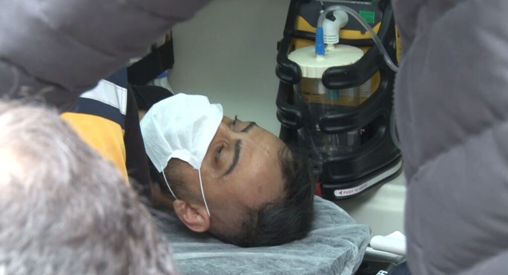 Film gibi olay! Sırtından bıçaklandı, bıçağı kendi çıkardı