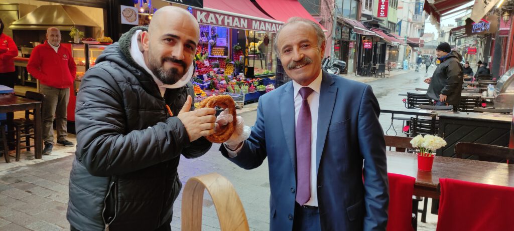 Takım elbise etkisi! Bursalı simitçinin kazancı dudak uçuklatıyor