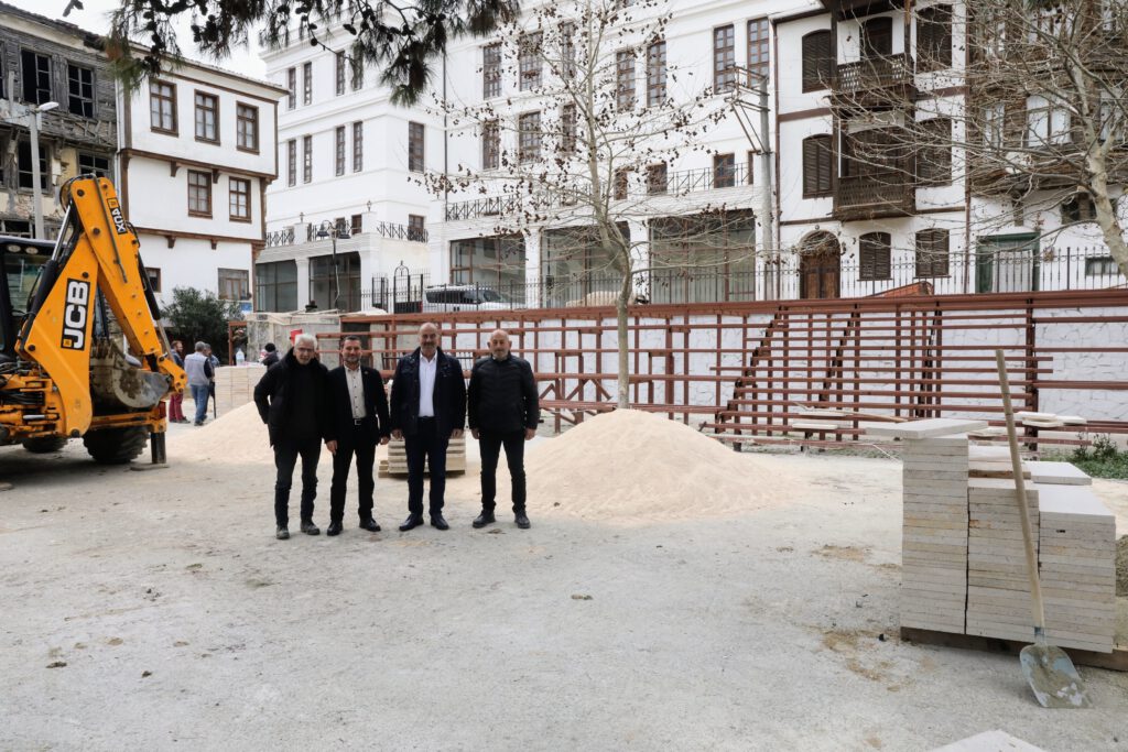 Taş Mektep avlusuna kavuşuyor