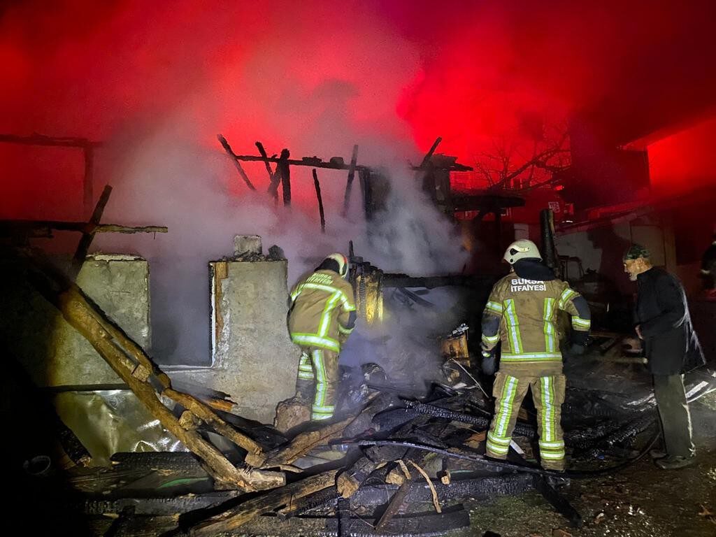 Bursa’da depo alev alev yandı