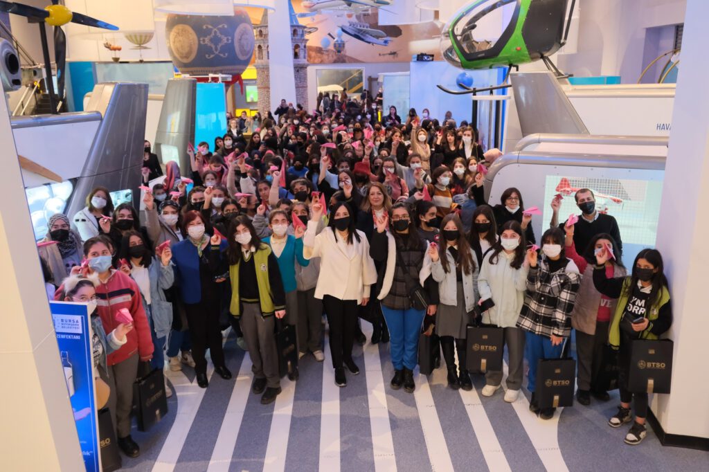 Pembe kağıt uçaklar GUHEM’de havalandı